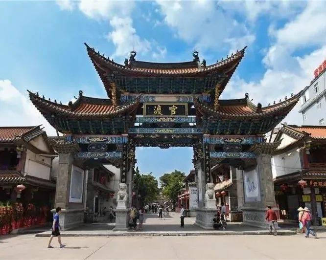 俩草莓摊主因价格问题起冲突，互相拿草莓砸向对方，目击者：丢了怪可惜的，捡了2、3斤